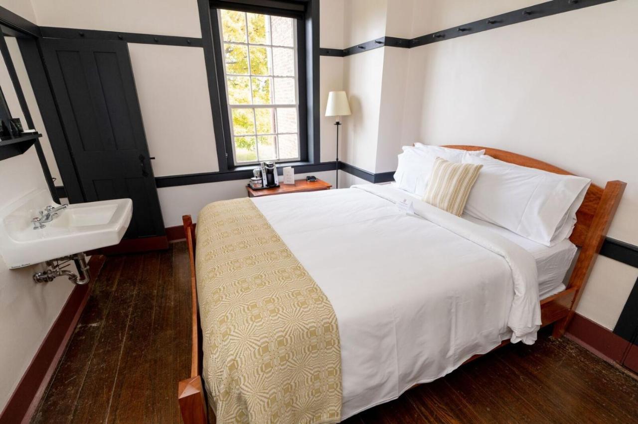 Shaker Village Of Pleasant Hill Harrodsburg Room photo